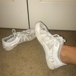 Cheer shoes